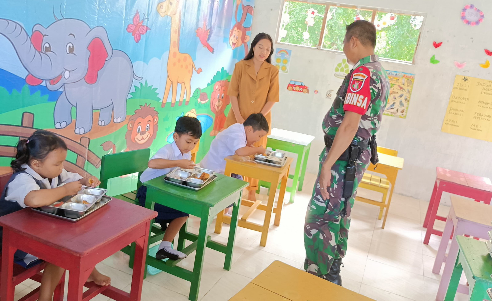 Dukung Program Pemerintah, Babinsa Kodim 1016/Palangka Raya Monitoring Pendistribusian MBG