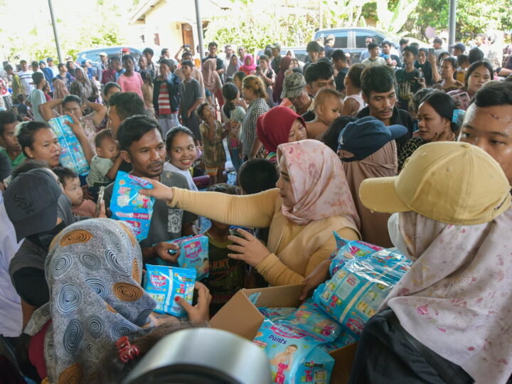 Bupati & Wabup Deli Serdang Tinjau Banjir di Hamparan Perak dan Salurkan Bantuan Logistik