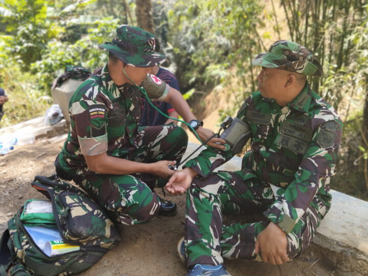 Pastikan Kondisi Sehat, Keslap TMMD 126 Desa Petungsinarang Cek Kesehatan Personel Satgas