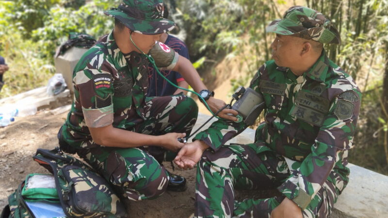 Pastikan Kondisi Sehat, Keslap TMMD 126 Desa Petungsinarang Cek Kesehatan Personel Satgas