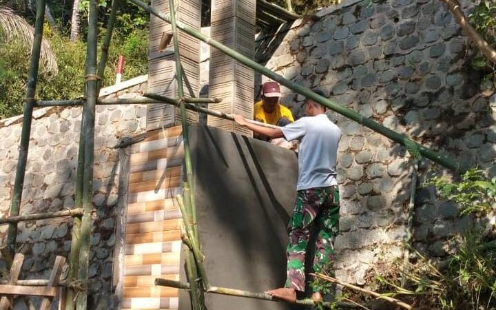 Kejar Pembangunan Gapura Oleh Satgas TMMD 126 Sebagai Simbol Utama di Desa Petungsinarang.