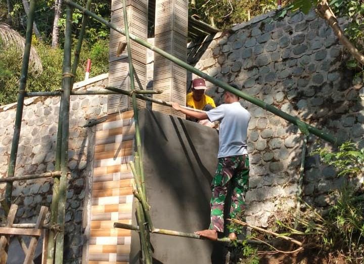 Kejar Pembangunan Gapura Oleh Satgas TMMD 126 Sebagai Simbol Utama di Desa Petungsinarang.