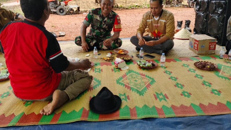 Babinsa Koramil 1015-09/Seruyan Hilir Laksanakan Komsos Dengan Warga Dan Pantau Wilayah Binaan