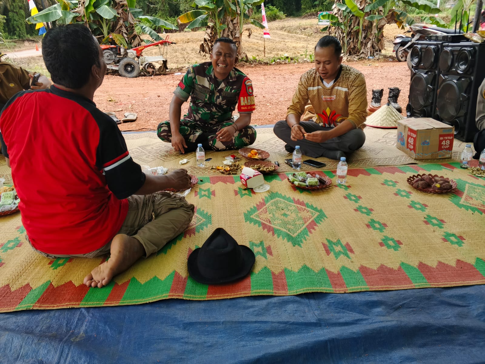 Babinsa Koramil 1015-09/Seruyan Hilir Laksanakan Komsos Dengan Warga Dan Pantau Wilayah Binaan