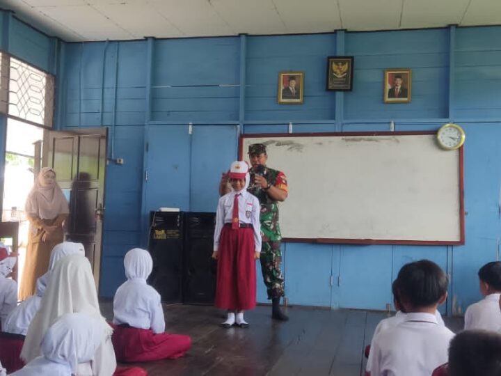 Tanamkan Rasa Cinta Tanah Air, Babinsa Koramil 1015-01/Mentaya Hilir Selatan Berikan Materi Wasbang Bagi Anak Sekolah Dasar