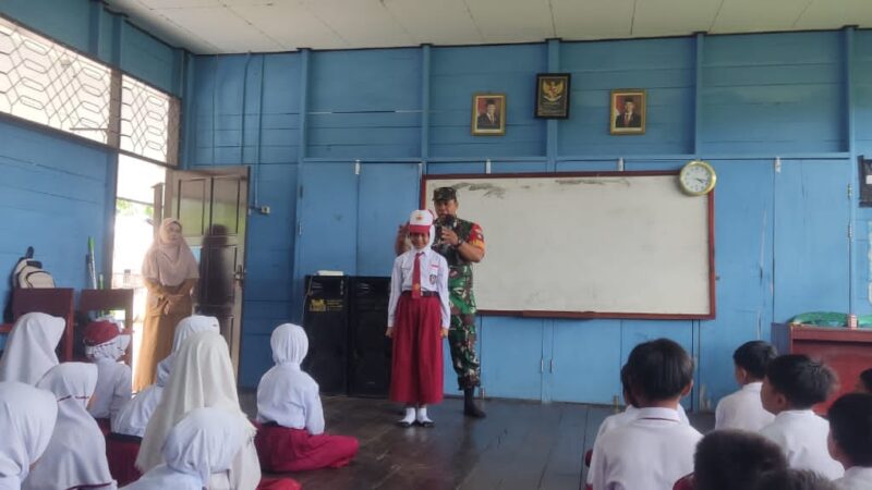 Tanamkan Rasa Cinta Tanah Air, Babinsa Koramil 1015-01/Mentaya Hilir Selatan Berikan Materi Wasbang Bagi Anak Sekolah Dasar