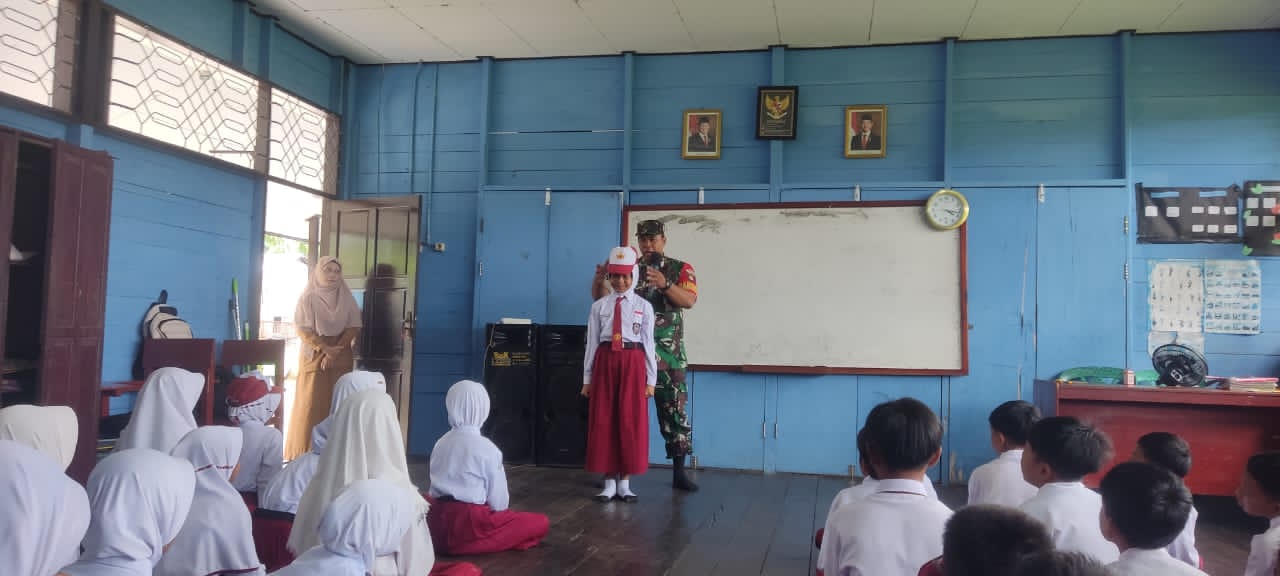 Tanamkan Rasa Cinta Tanah Air, Babinsa Koramil 1015-01/Mentaya Hilir Selatan Berikan Materi Wasbang Bagi Anak Sekolah Dasar
