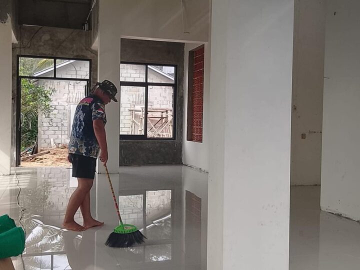 Satgas TMMD 126 Desa Petungsinarang Tuntas Pemasangan Keramik Mushola Nurul Huda