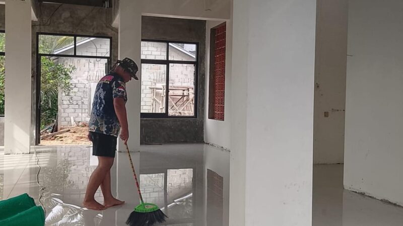 Satgas TMMD 126 Desa Petungsinarang Tuntas Pemasangan Keramik Mushola Nurul Huda