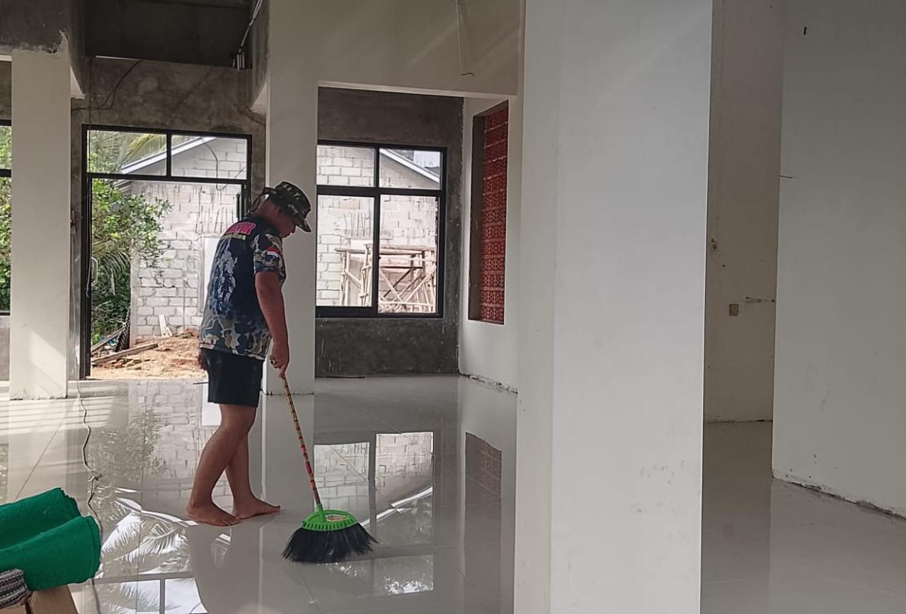 Satgas TMMD 126 Desa Petungsinarang Tuntas Pemasangan Keramik Mushola Nurul Huda