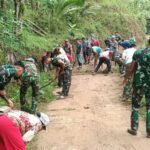 Bersama Warga Desa Petungsinarang Terjalin Kebersamaan Antara Satgas TMMD 126 Saat Lakukan Pembersihan