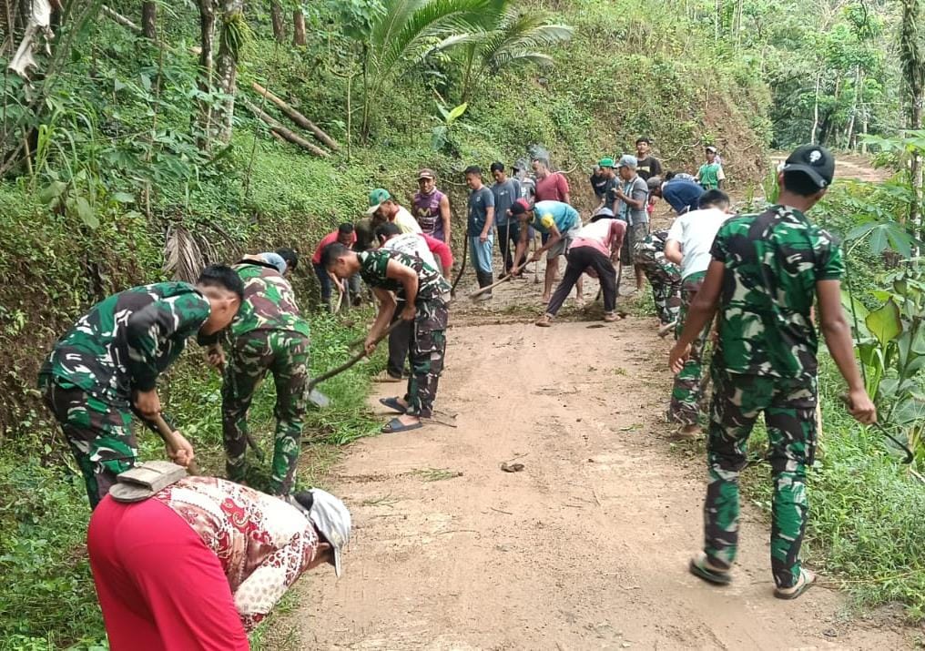 Bersama Warga Desa Petungsinarang Terjalin Kebersamaan Antara Satgas TMMD 126 Saat Lakukan Pembersihan