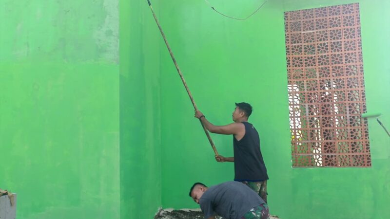 Satgas TMMD 126 Lanjutkan finishing Cat Musala Nurul Huda, Sebelum Penutupan Program TMMD.