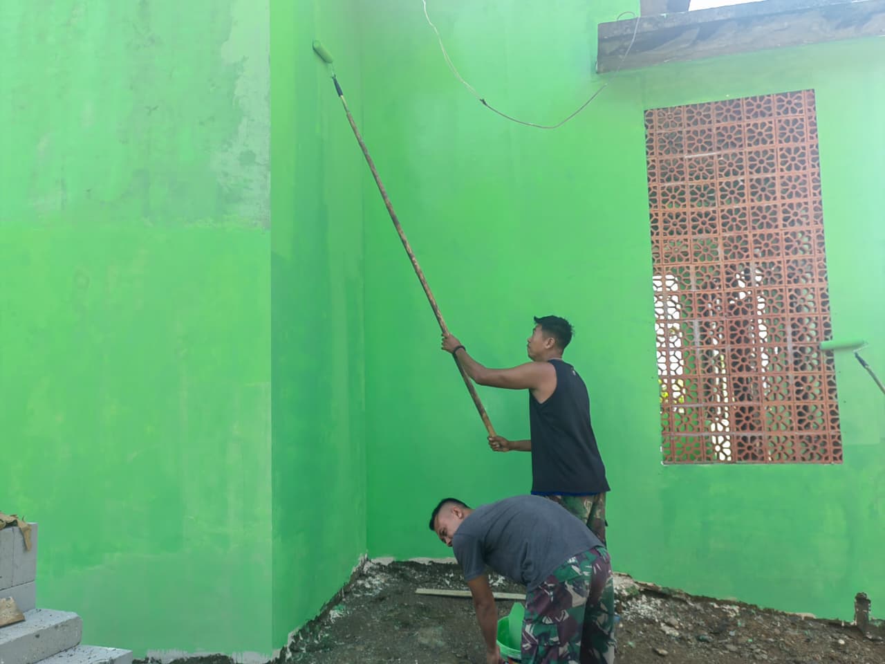 Satgas TMMD 126 Lanjutkan finishing Cat Musala Nurul Huda, Sebelum Penutupan Program TMMD.