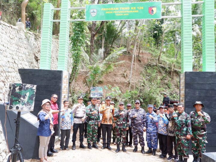 Irup Kadispotdirga Didampingi Dansatgas TMMD 126 Kodim Bersama Forkopimda Tinjau Lokasi Fisik