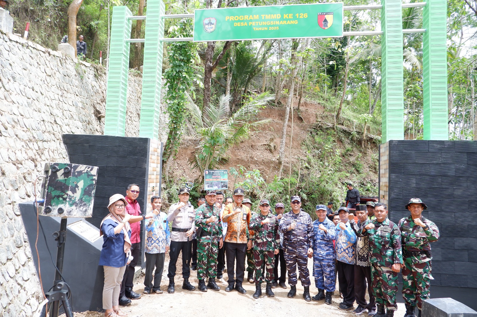 Irup Kadispotdirga Didampingi Dansatgas TMMD 126 Kodim Bersama Forkopimda Tinjau Lokasi Fisik