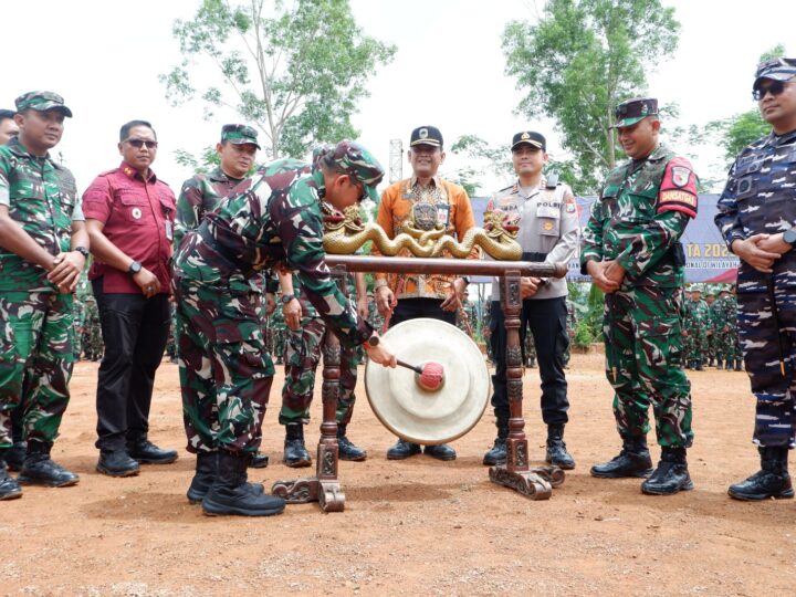 Kadispotdirga Lanud Iswahjudi Pimpin Upacara Penutupan TMMD ke 126 Kodim Pacitan