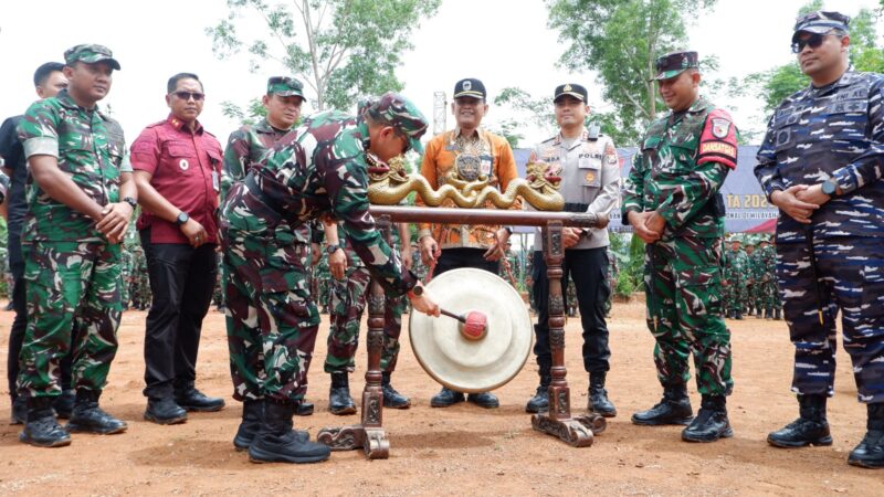 Kadispotdirga Lanud Iswahjudi Pimpin Upacara Penutupan TMMD ke 126 Kodim Pacitan