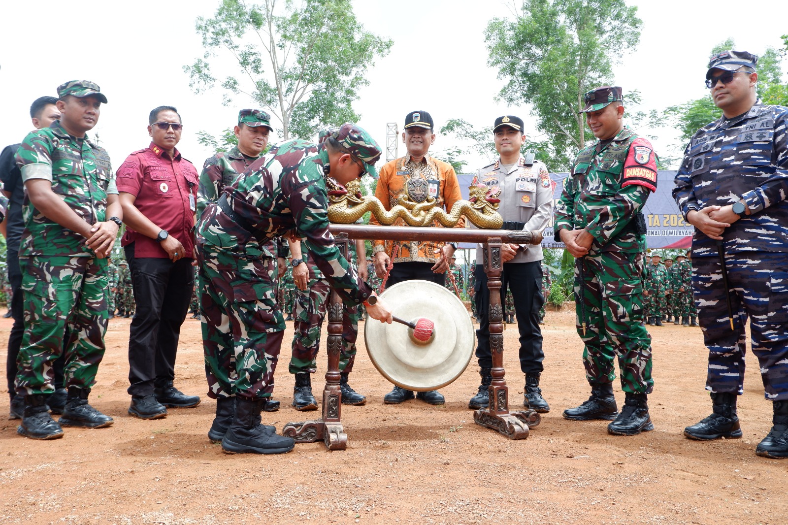 Kadispotdirga Lanud Iswahjudi Pimpin Upacara Penutupan TMMD ke 126 Kodim Pacitan