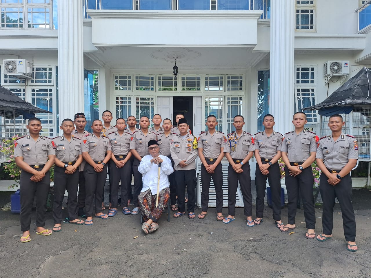 Siswa Latja SPN Polda Banten Laksanakan Sambang Tokoh Masyarakat di Kecamatan Cikupa