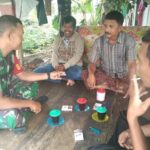 Babinsa Koramil 1015-03/MB Ketapang Komsos Dengan Warga dan Pantau Wilayah Binaan