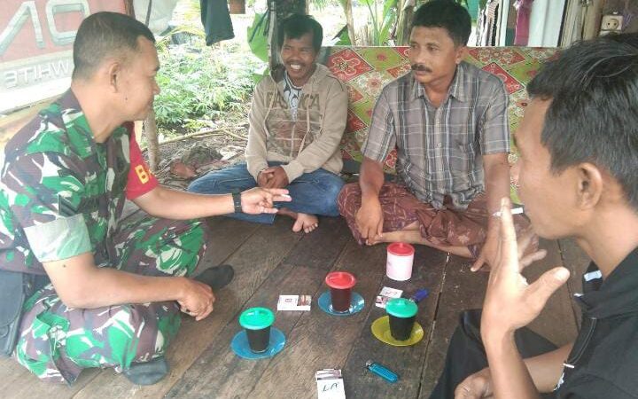 Babinsa Koramil 1015-03/MB Ketapang Komsos Dengan Warga dan Pantau Wilayah Binaan