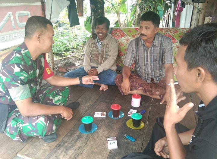 Babinsa Koramil 1015-03/MB Ketapang Komsos Dengan Warga dan Pantau Wilayah Binaan