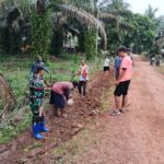Tunjukkan Semangat Gotong Royong, Babinsa Koramil 1015-07/Parenggean Dan Warga Bersihkan Lingkungan Desa