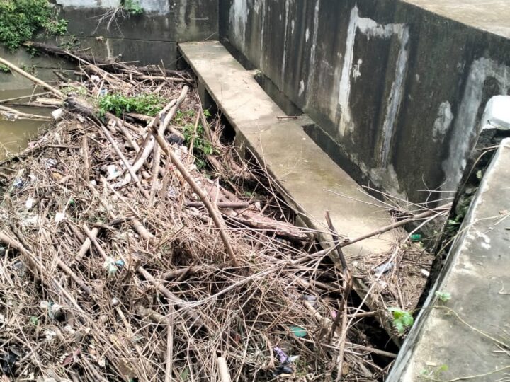 Saluran Irigasi di Desa Paseyan Sampang Buntu, Puluhan Hektare Sawah Terendam dan Akses Jalan Desa Terputus Akibat Banjir.