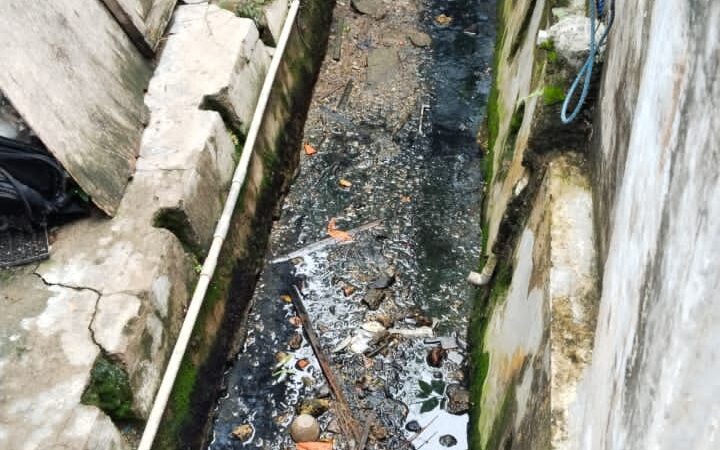 Akibat Saluran Air Sempit dan Dangkal, Jalan H. Agus Salim Gg. 7 Sampang Sering Banjir Waktu Musim Penghujan.