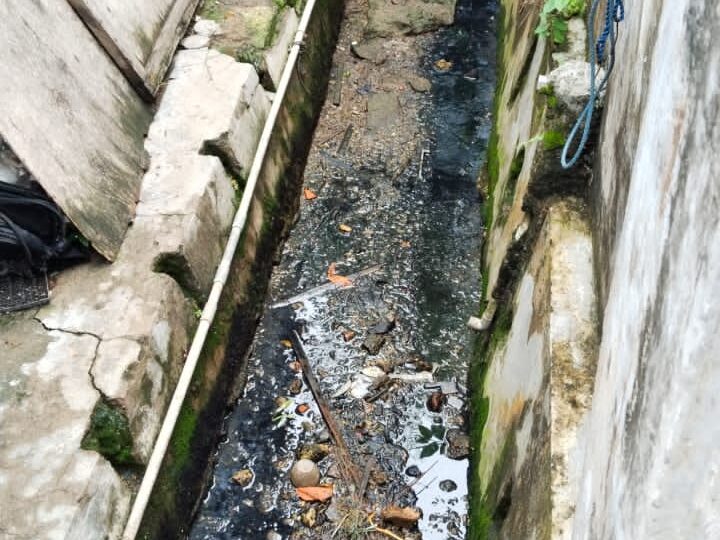 Akibat Saluran Air Sempit dan Dangkal, Jalan H. Agus Salim Gg. 7 Sampang Sering Banjir Waktu Musim Penghujan.