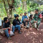 Babinsa Koramil 1015-01/Mentaya Hilir Selatan Komsos Dengan Warga Dan Pantau Wilayah Binaan