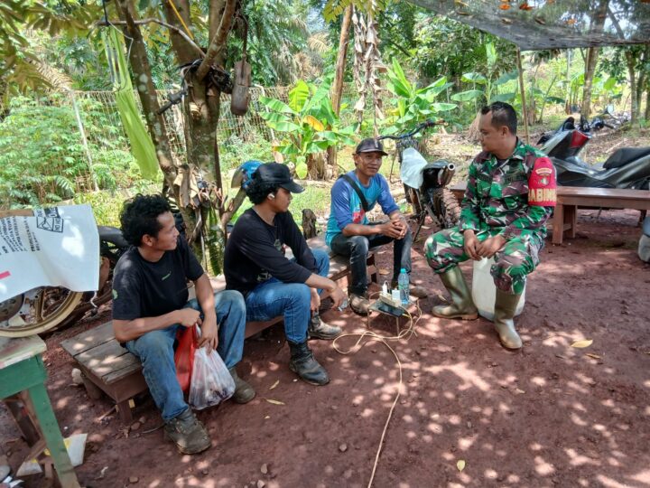 Babinsa Koramil 1015-01/Mentaya Hilir Selatan Komsos Dengan Warga Dan Pantau Wilayah Binaan