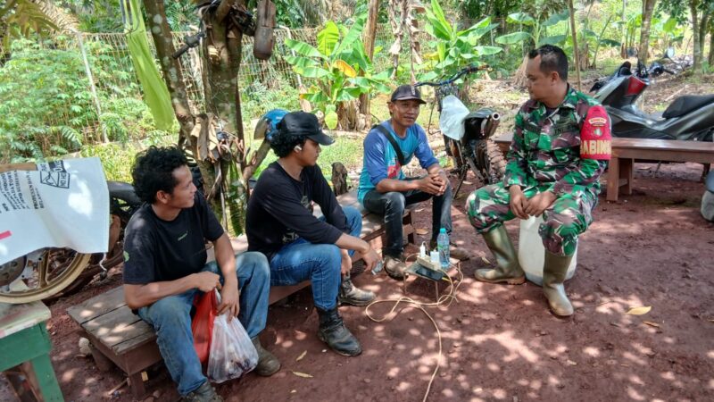 Babinsa Koramil 1015-01/Mentaya Hilir Selatan Komsos Dengan Warga Dan Pantau Wilayah Binaan