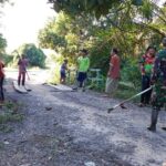 Babinsa Koramil 1015-02/Mentaya Hilir Utara Bersama Warga Bersihkan Lingkungan Desa