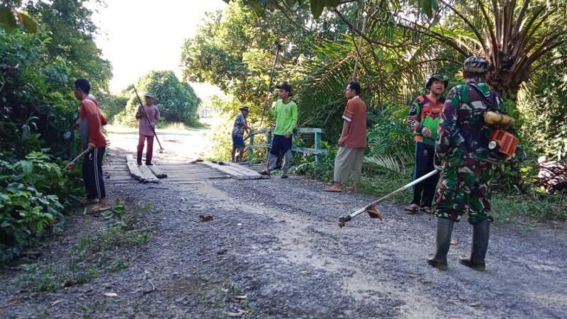 Babinsa Koramil 1015-02/Mentaya Hilir Utara Bersama Warga Bersihkan Lingkungan Desa