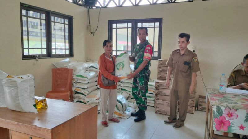 Pastikan Bantuan Berjalan Aman, Babinsa Kodim 1016/Plk Dampingi Penyaluran Bantuan Pangan