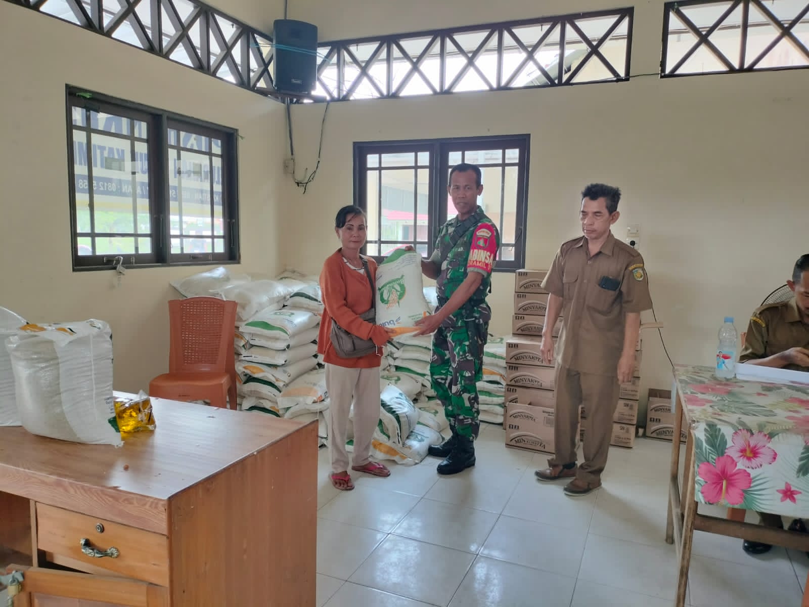 Pastikan Bantuan Berjalan Aman, Babinsa Kodim 1016/Plk Dampingi Penyaluran Bantuan Pangan