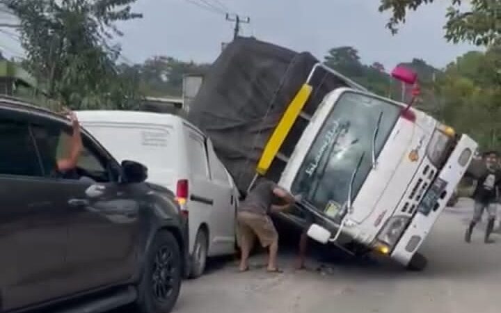 Truk Terguling Timpa Mobil di Parungpanjang, Sopir Sempat Lompat dari Kemudi