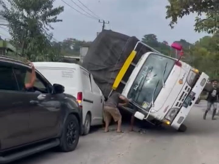 Truk Terguling Timpa Mobil di Parungpanjang, Sopir Sempat Lompat dari Kemudi