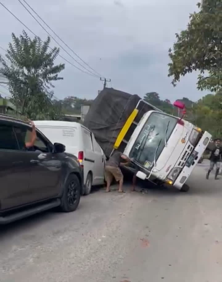 Truk Terguling Timpa Mobil di Parungpanjang, Sopir Sempat Lompat dari Kemudi
