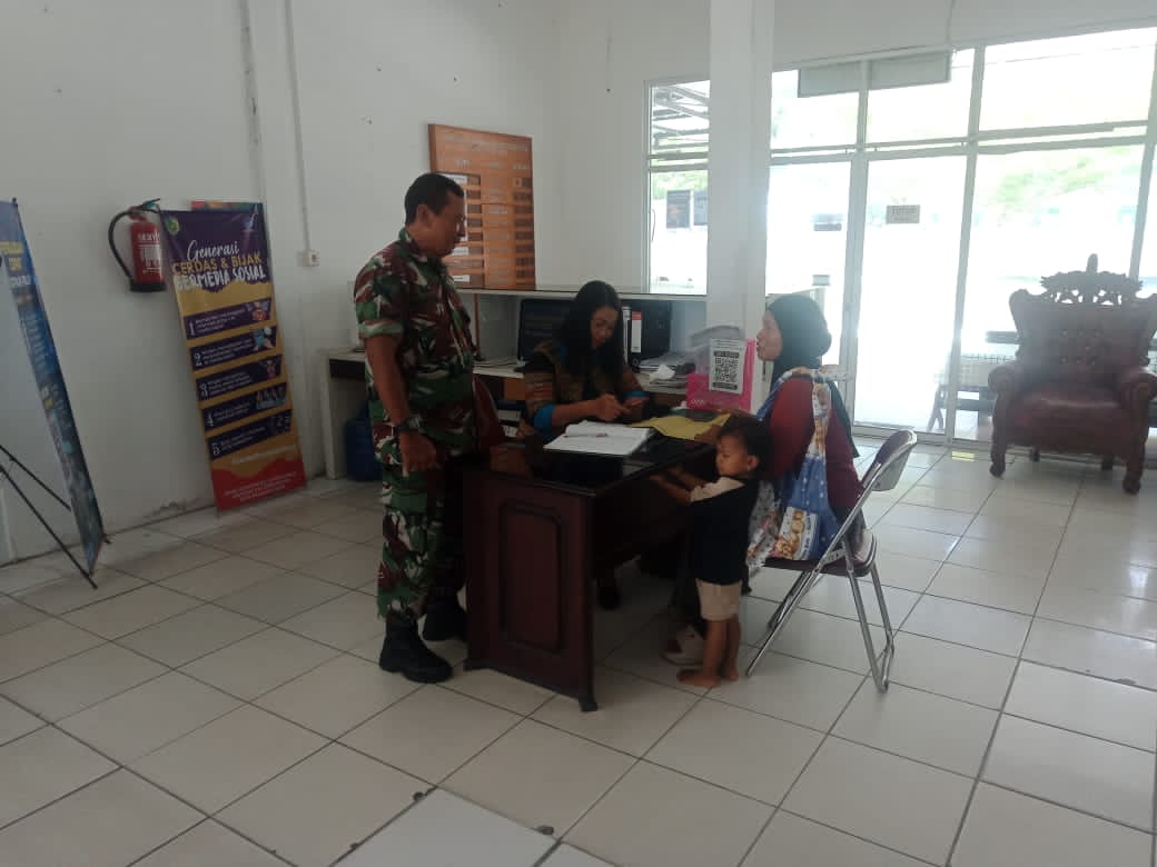 Pererat Sinergitas, Babinsa Koramil 1016-02/Bukit Batu, Kodim1016/Palangka Raya Komsos Dengan Perangkat Kelurahan