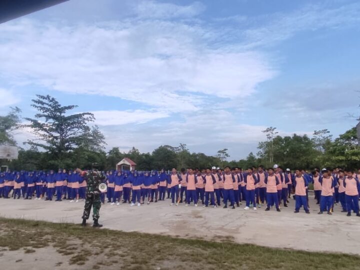 Tingkatkan Kedisiplinan, Babinsa Koramil 1015-01/Mentaya Hilir Selatan Pimpin Latihan PBB