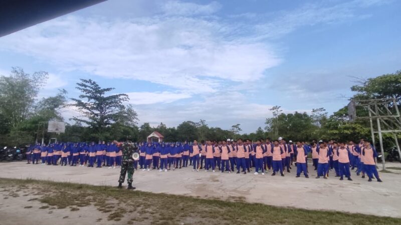 Tingkatkan Kedisiplinan, Babinsa Koramil 1015-01/Mentaya Hilir Selatan Pimpin Latihan PBB