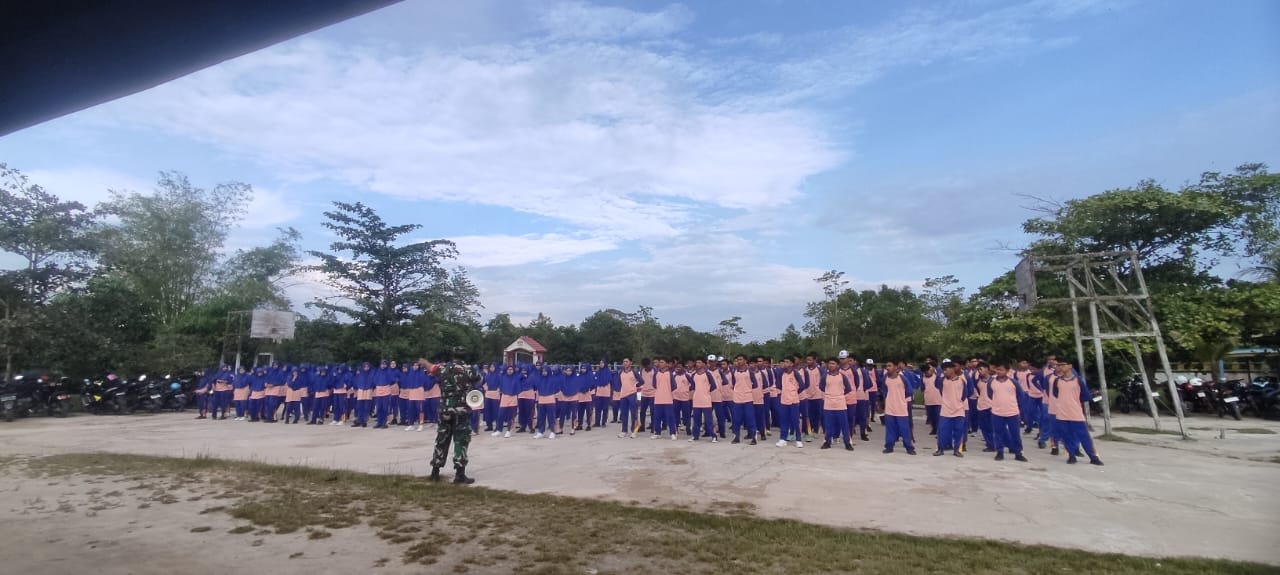 Tingkatkan Kedisiplinan, Babinsa Koramil 1015-01/Mentaya Hilir Selatan Pimpin Latihan PBB