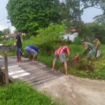 Babinsa Koramil 1015-03/Mentawa Baru Ketapang Bersama Warga Laksanakan Kerja Bakti