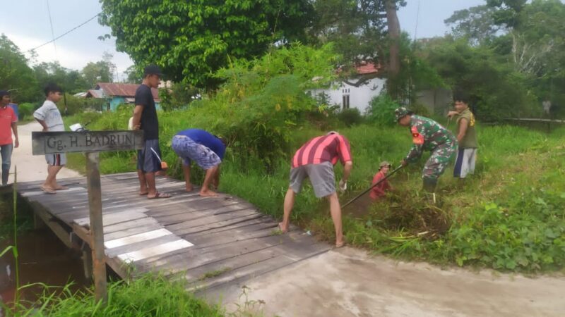 Babinsa Koramil 1015-03/Mentawa Baru Ketapang Bersama Warga Laksanakan Kerja Bakti