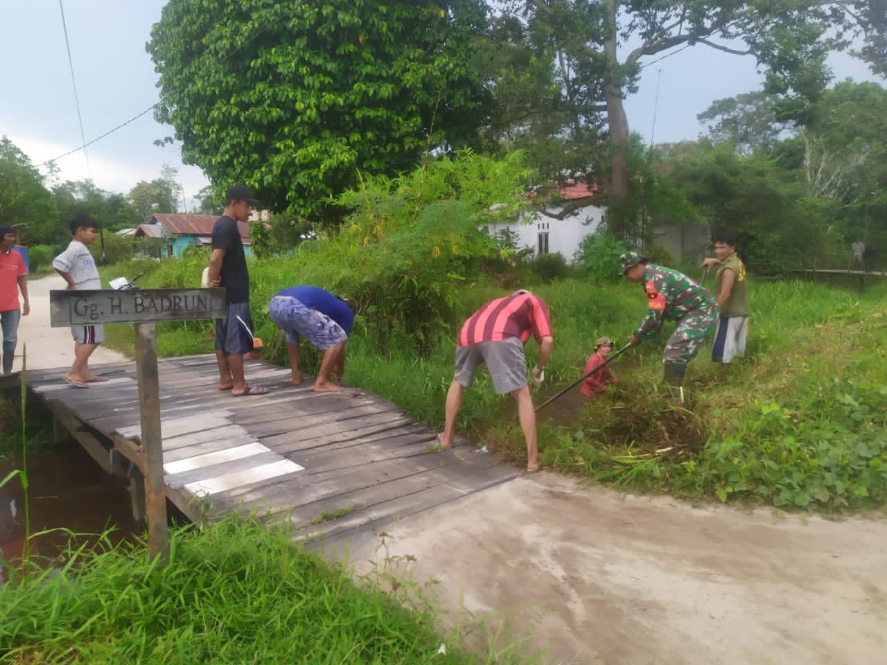 Babinsa Koramil 1015-03/Mentawa Baru Ketapang Bersama Warga Laksanakan Kerja Bakti