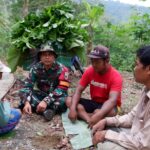 Dansatgas TMMD 126 Kodim Pacitan Bercengkrama Dengan Warga Desa Petungsinarang