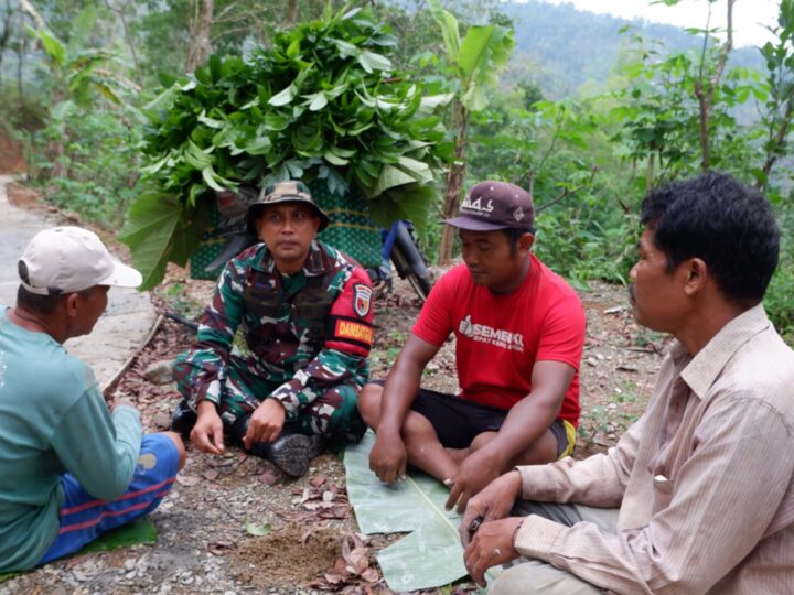 Dansatgas TMMD 126 Kodim Pacitan Bercengkrama Dengan Warga Desa Petungsinarang